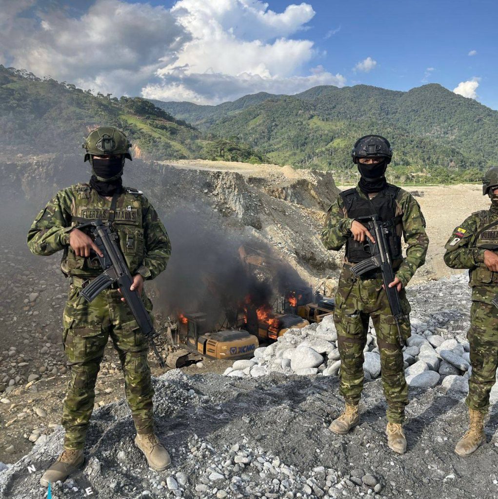 En Zamora Chinchipe, militares destruyen maquinaria para minería ilegal