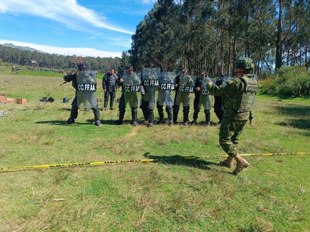 Militares se capacitan en antimotines y contra disturbios