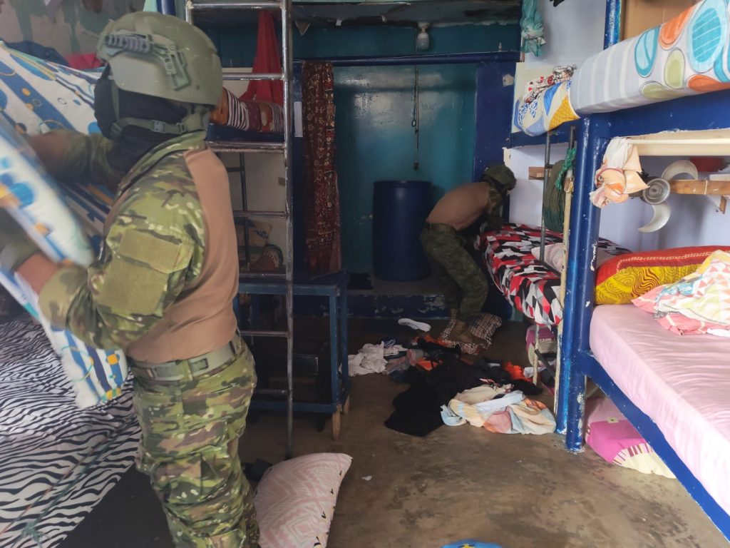 FF.AA. decomisan material prohibido en cárcel de mujeres