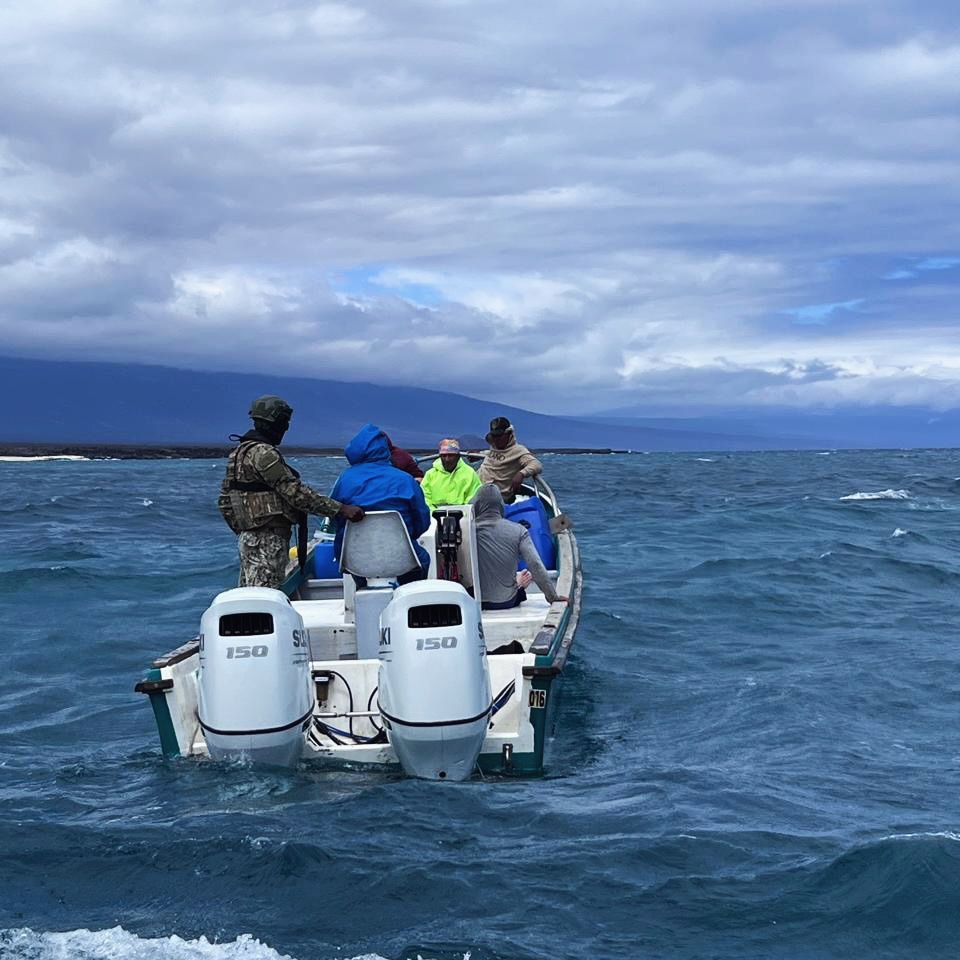 Armada del Ecuador aprehende embarcación ilegal en Galápagos: 7 tripulantes detenidos