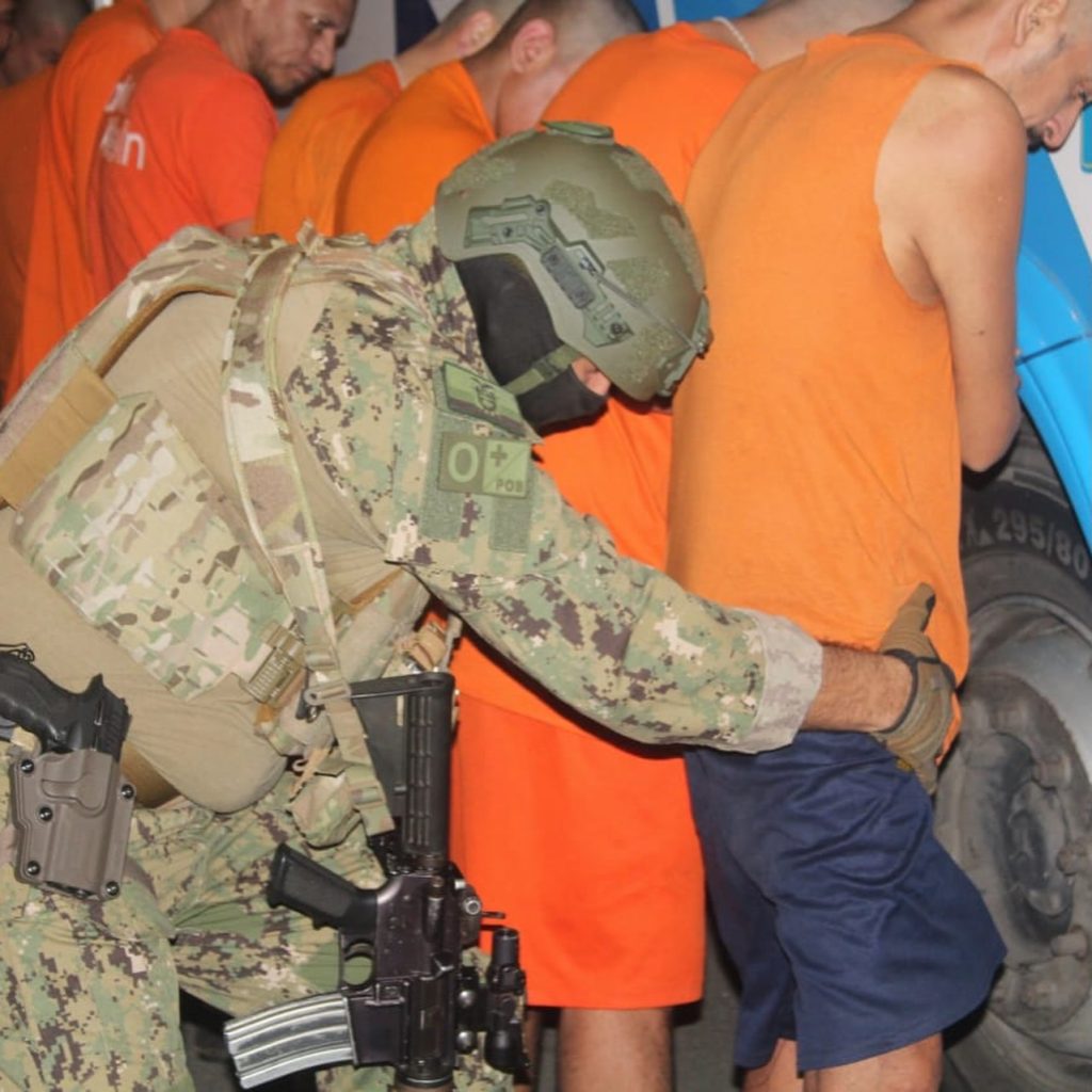 Fuerzas Armadas de Ecuador realizan traslado de 173 PPL en Guayaquil