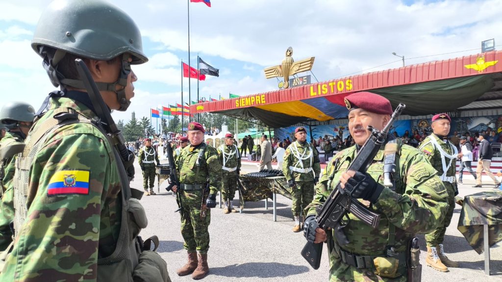 Jóvenes de la leva 2006 reciben sus armas en ceremonia militar en Cotapaxi