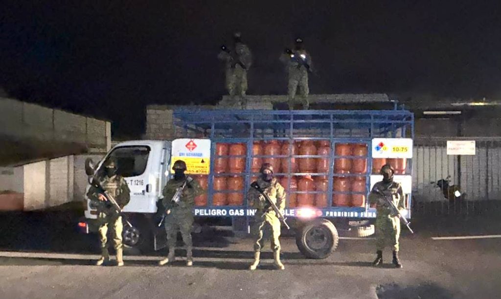 Militares decomisan cilindros de gas en Riobamba