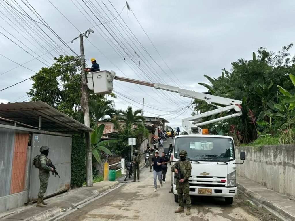 Fuerza Aérea Ecuatoriana desinstala cámaras ilegales en Manabí