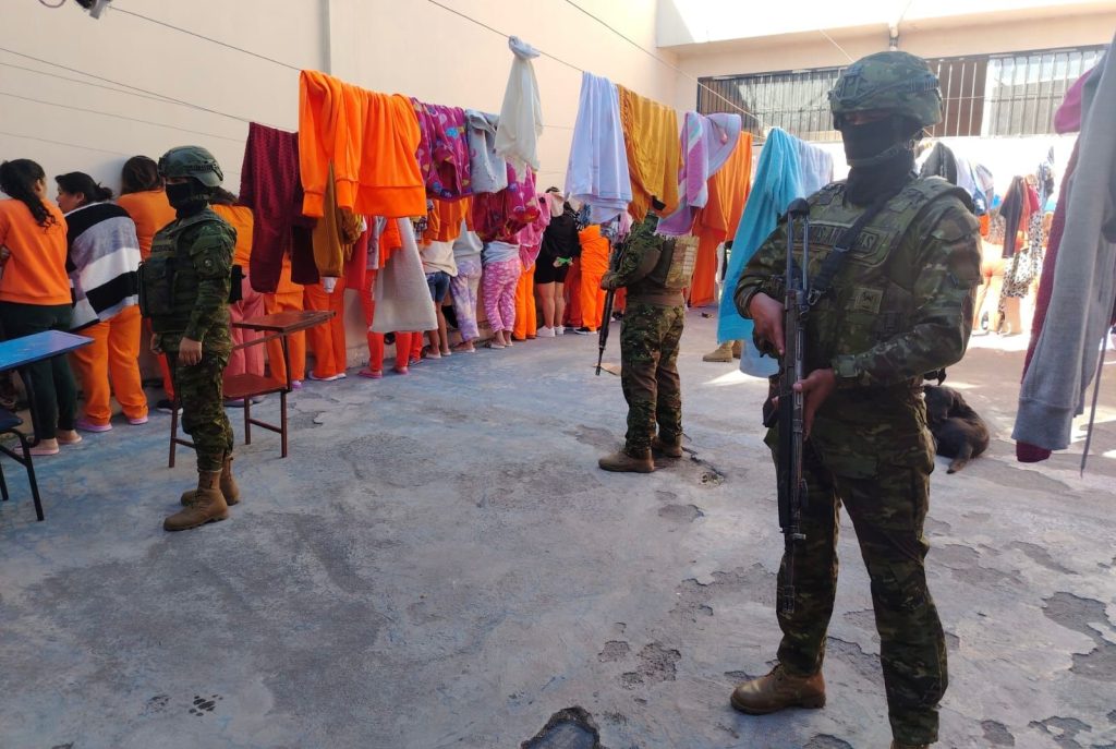 Fuerzas Armadas requisa centro femenino en Riobamba