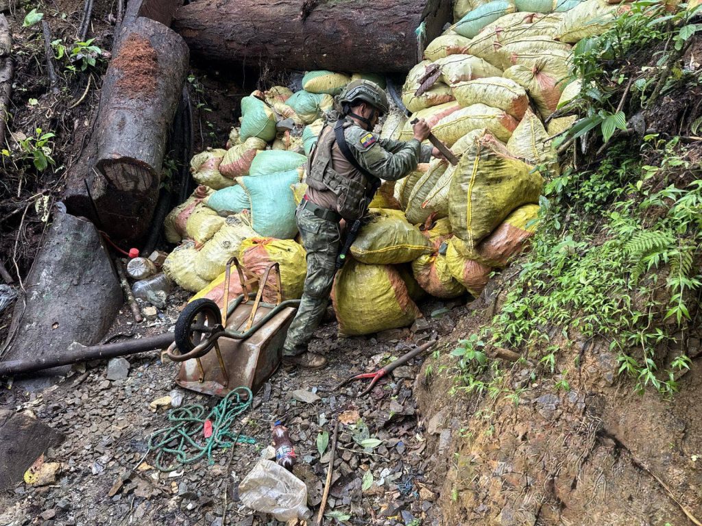 Ejército Ecuatoriano combate la minería ilegal en Carchi