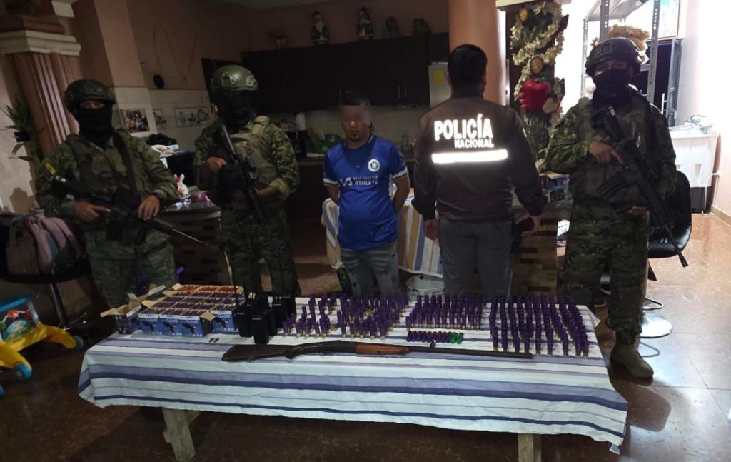 Militares capturan a sujeto con municiones en La Maná