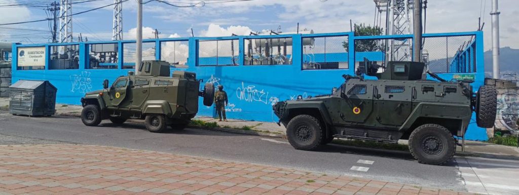 Militares patrullan Quito con vehículos blindados