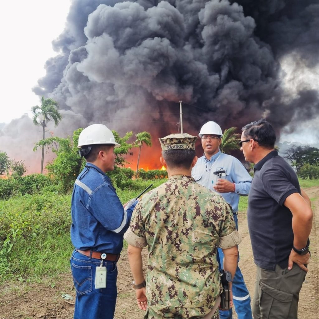 Armada del Ecuador brinda apoyo oportuno ante emergencia en la Refinería de Esmeraldas