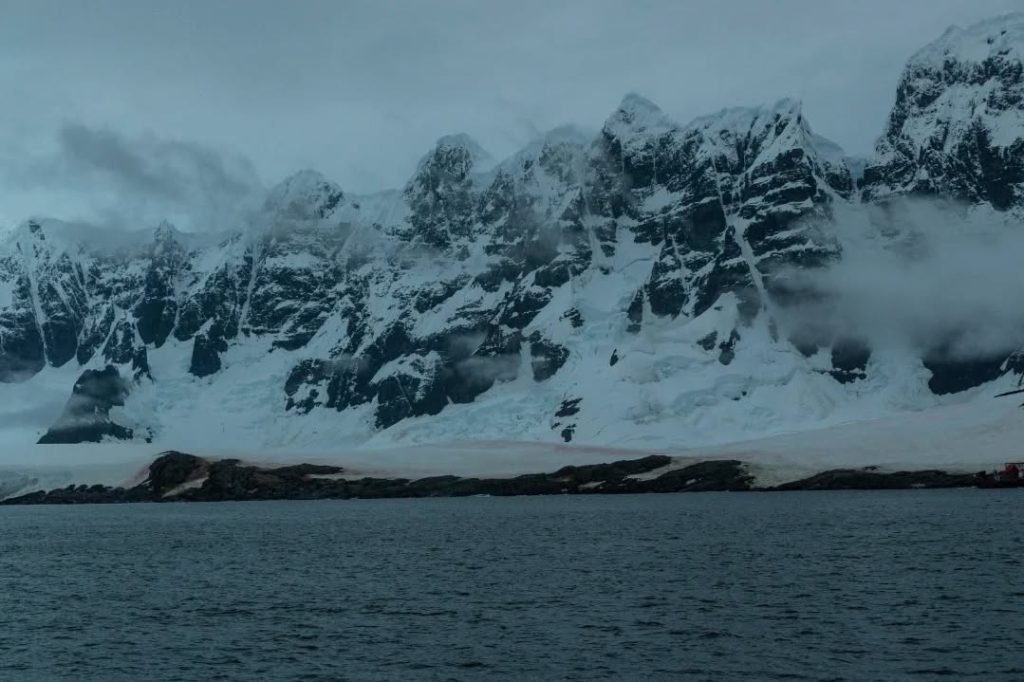 Investigadores del Inocar registran “nieve rosa” en la Antártida durante navegación científica