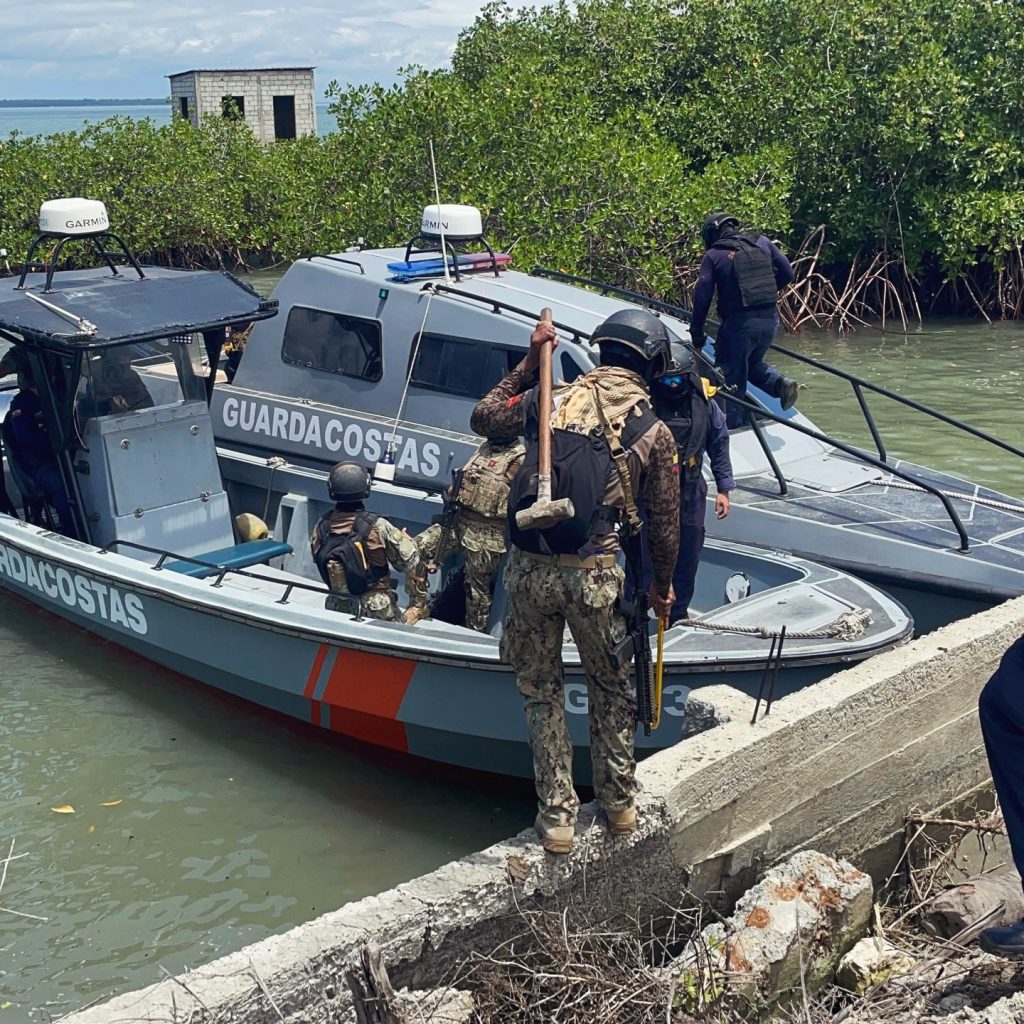 Armada del Ecuador destruye campamento sospechoso en la Isla Puná