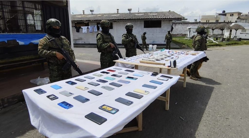 Fuerzas Armadas decomisan objetos prohibidos en cárcel de Riobamba