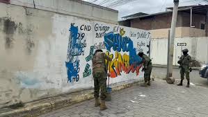 Fuerzas Armadas borra grafitis de bandas delictivas