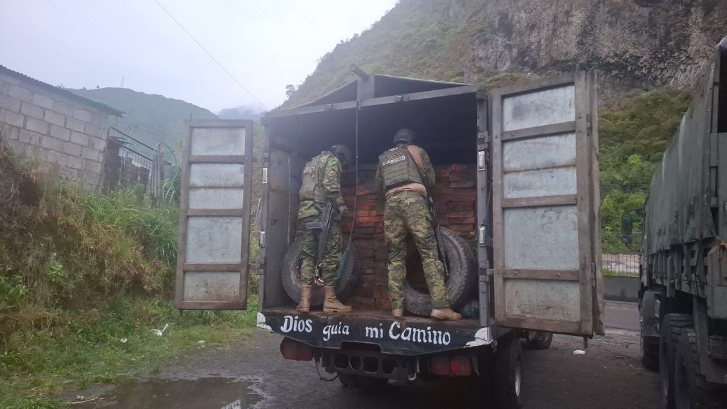 FF.AA. decomisan madera ilegal en Baños