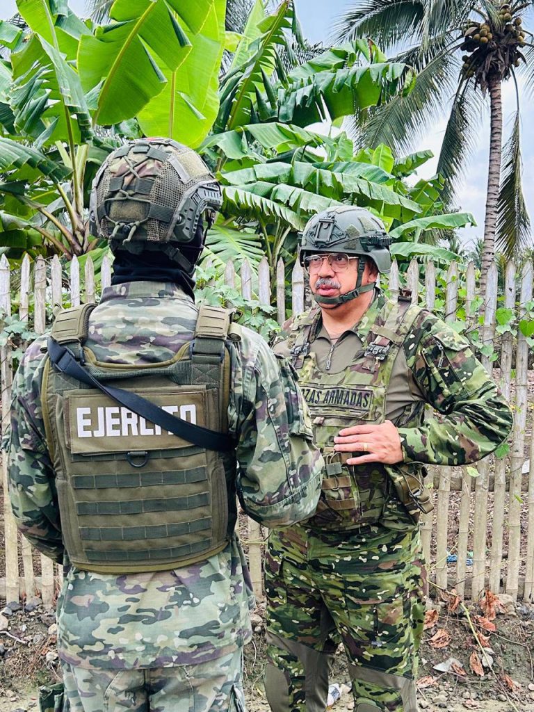Comandante General del Ejército visita repartos en Manabí