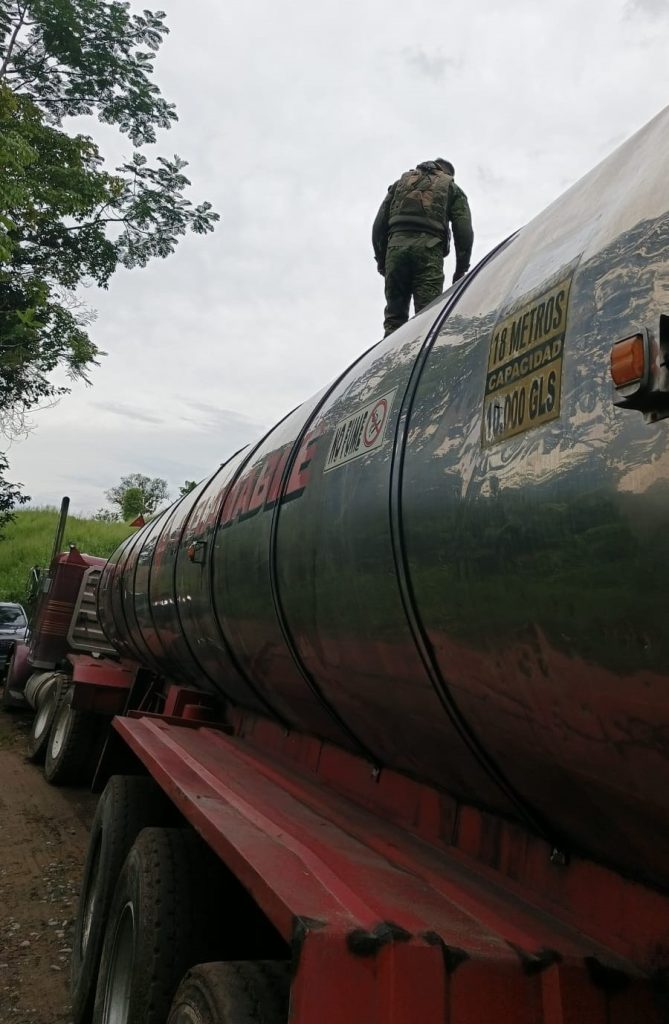 10.000 galones de combustible decomisan FF.AA. en La Concordia