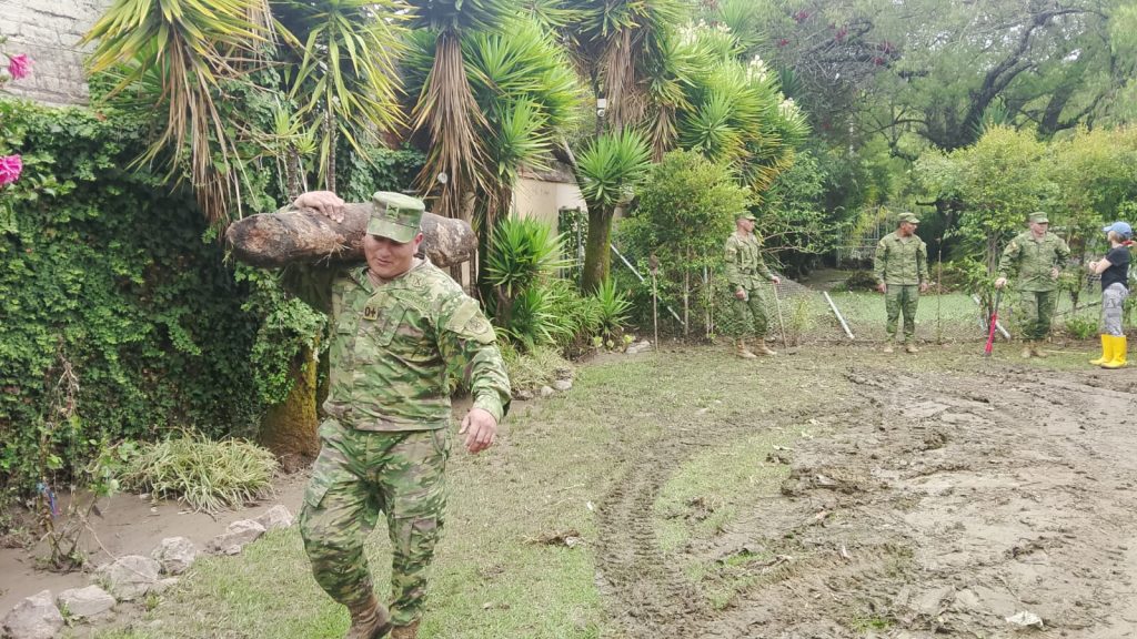 Militares lideran limpieza de escombros en Cuenca