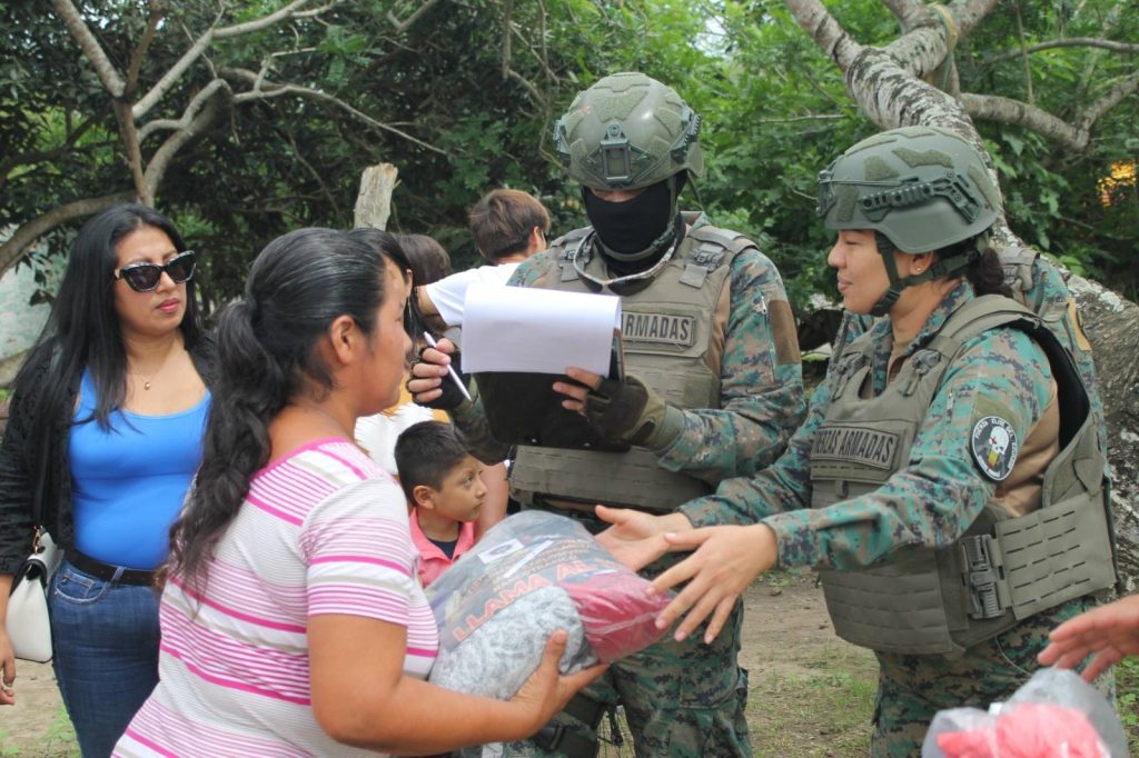 FAE entrega ayuda social a 73 familias en Manta y Montecristi