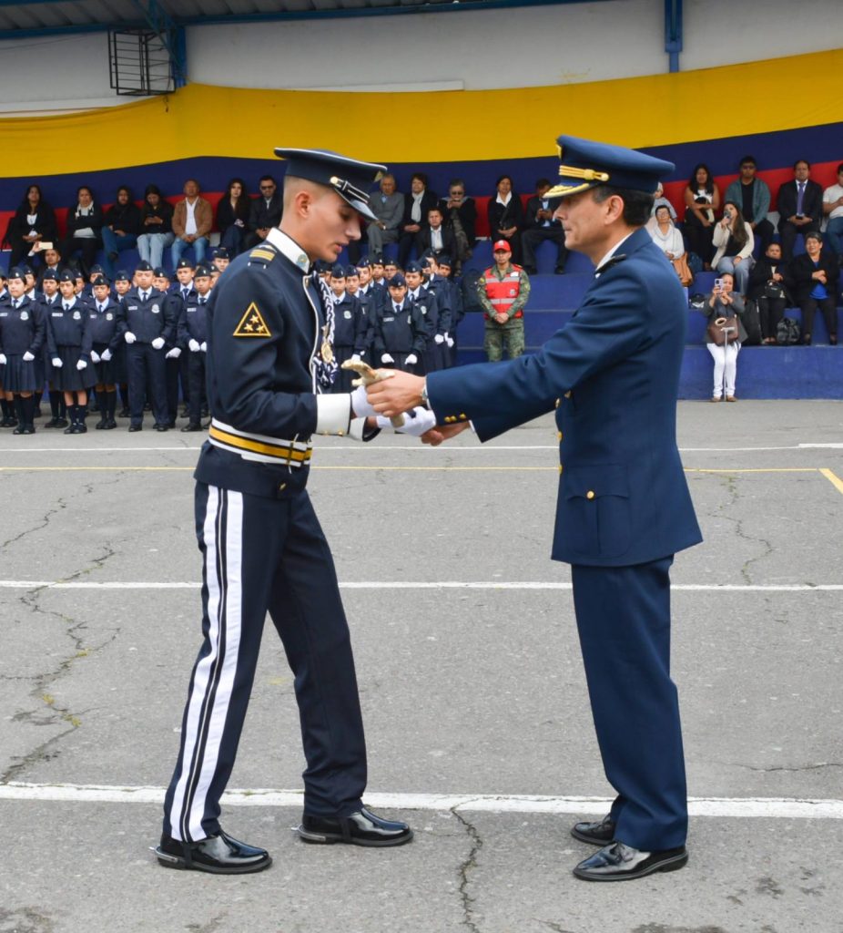 Unidad Educativa FAE N.° 1 graduó a su Primer Curso de Brigadieres