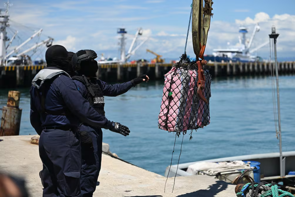 Armadas de Ecuador y EE.UU. neutralizan cargamento de droga