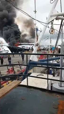 Incendio de embarcación fue controlado en muelle de Posorja