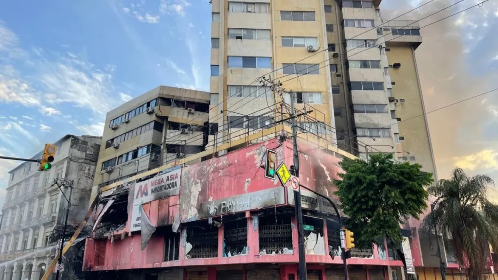 Edificios en riesgo tras Incendio en centro comercial Multicomercio