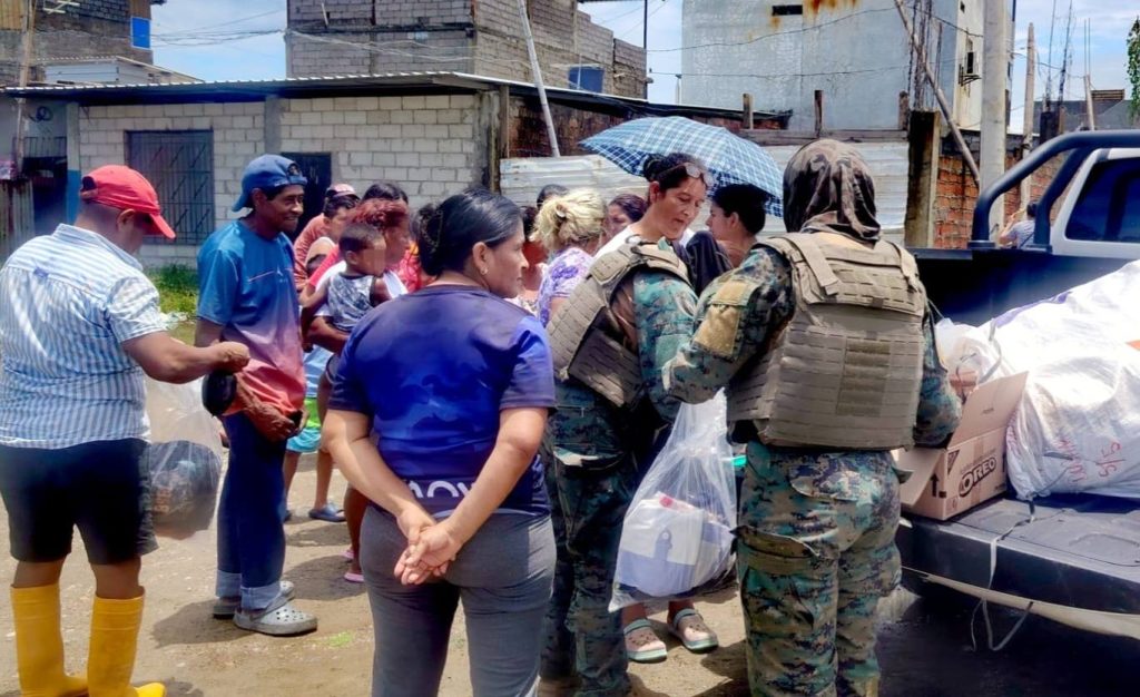 Fuerza Aérea Ecuatoriana entrega donaciones a familias de Durán