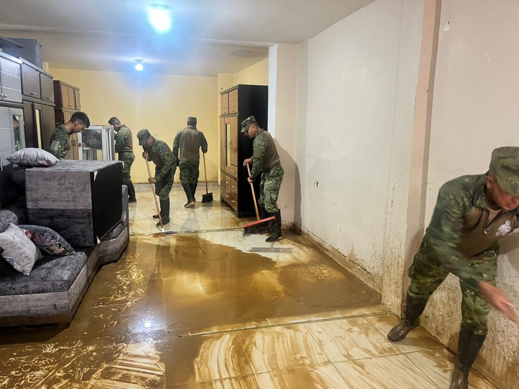 Militares colaboran en zonas afectadas por las lluvias en Loja