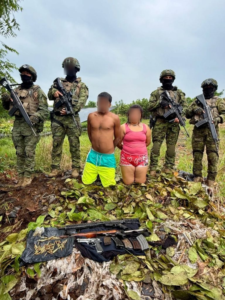 FF.AA. aprehenden a cuatro ciudadanos y decomisan armamento en Los Ríos y Bolívar