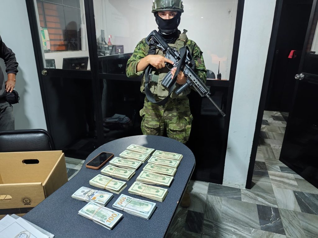 Militar aprehende a mujer con USD 50.000 sin justificación en Ten