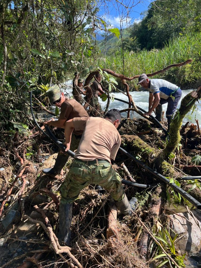 Damnificados en El Oro reciben ayuda de FF.AA.