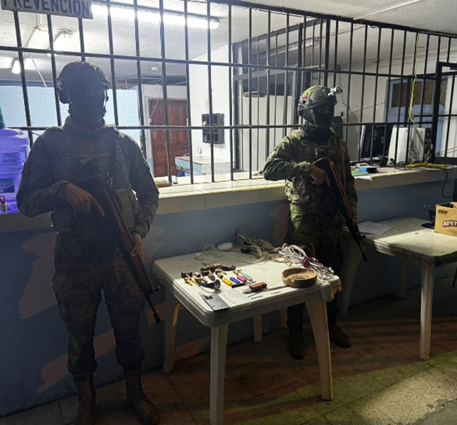 Militares decomisan objetos prohibidos en cárcel de Morona Santiag