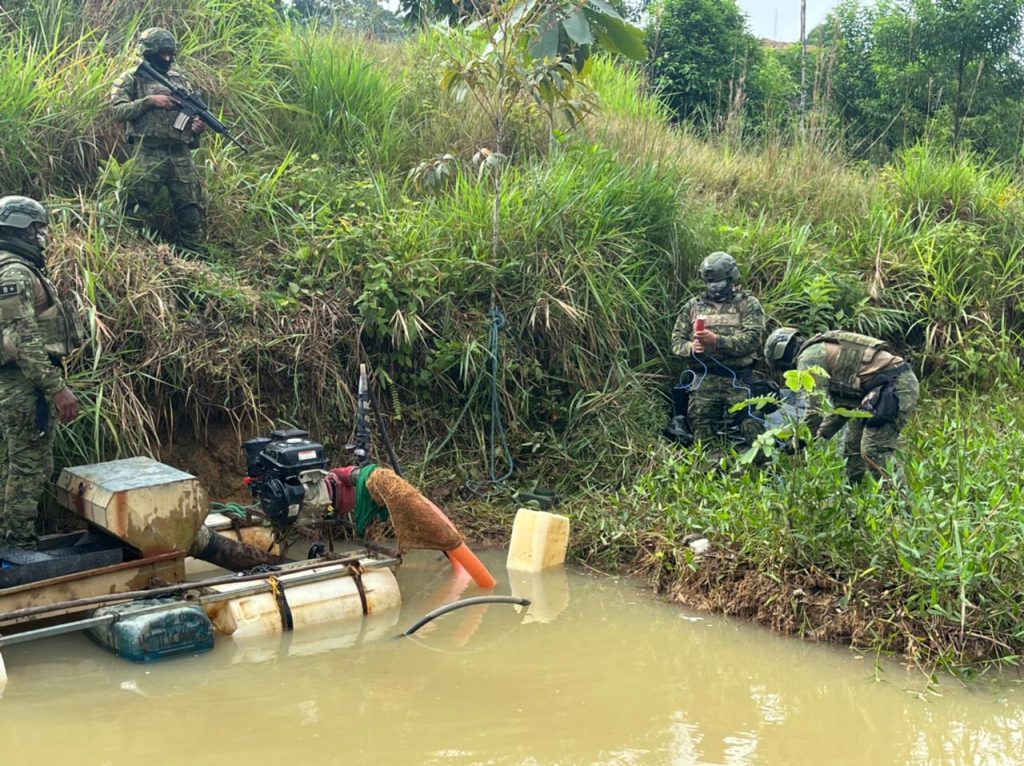 Militares combaten la minería ilegal en Sucumbíos