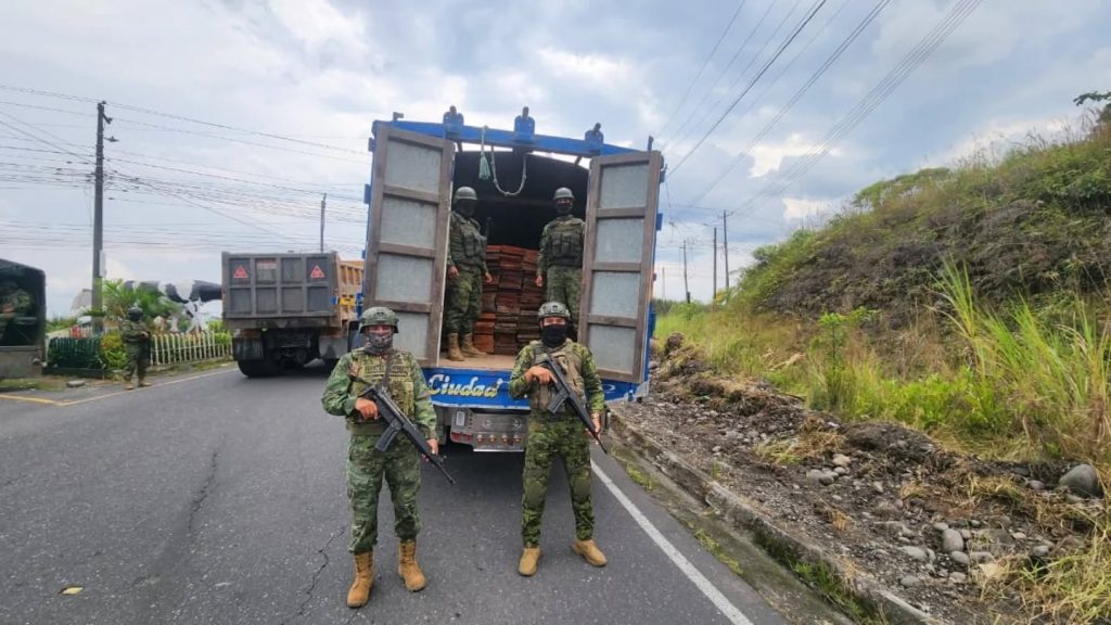 Madera ilegal es decomisada en operativo militar