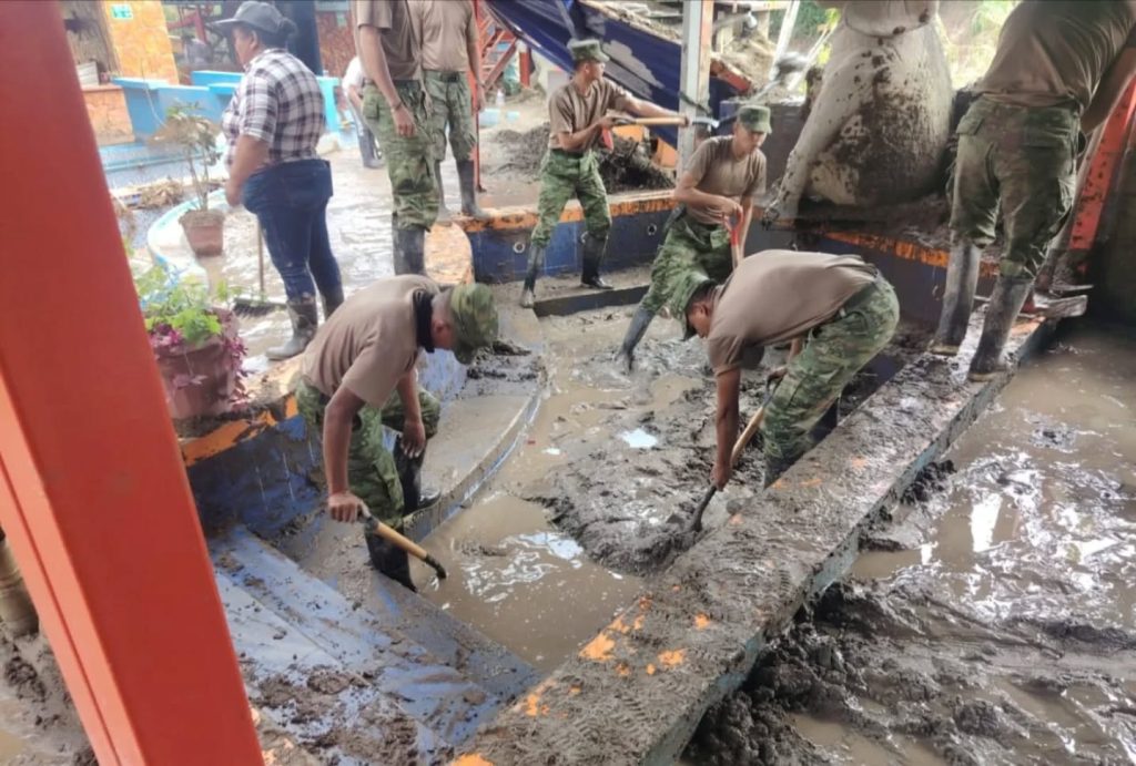 Fuerzas Armadas gestionan apoyo a damnificados en Azuay