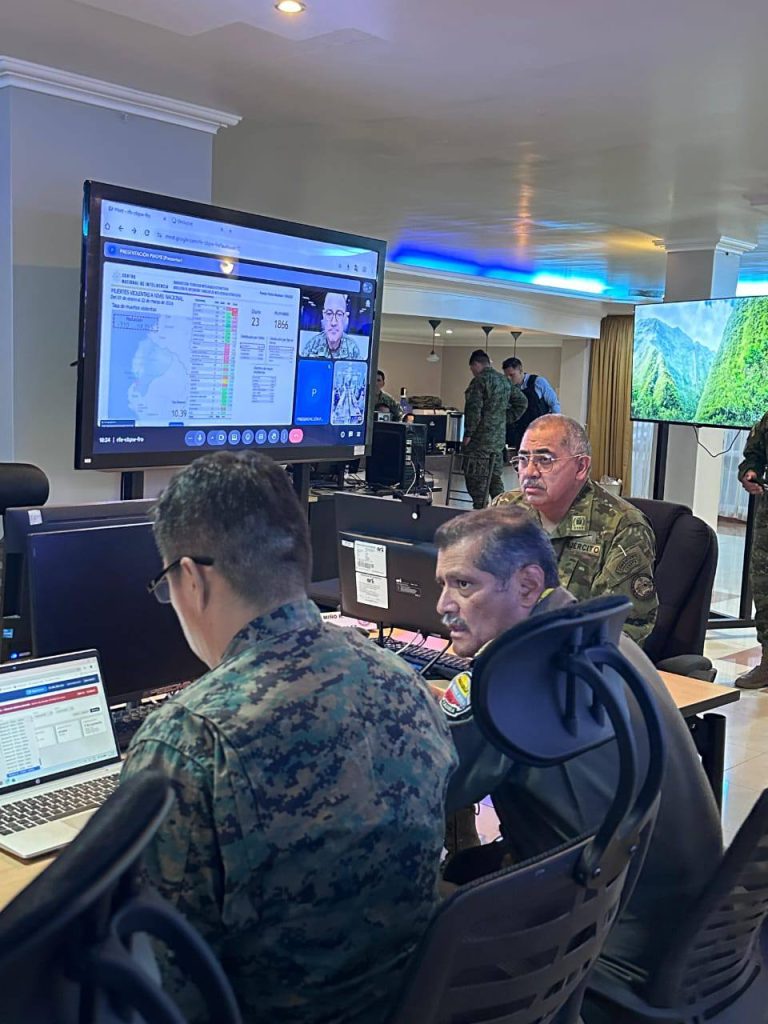 Máxima autoridad del Ejército supervisa Puesto de Mando en Guayaquil