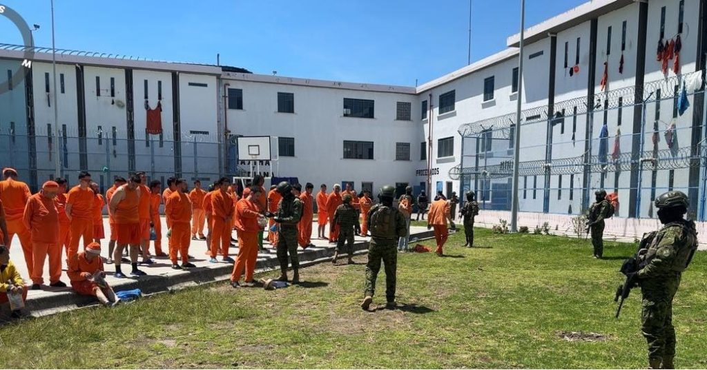 Decomiso de objetos prohibidos en cárcel de Cotopaxi