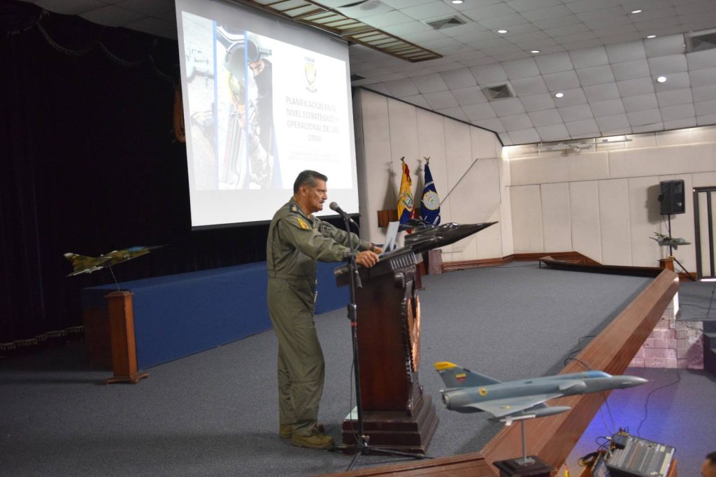 Fuerza Aérea imparte conferencia sobre planificación estratégica y operacional