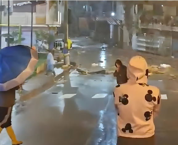 Aluvión y desbordamiento de río dejan decenas de familias afectadas en El Oro