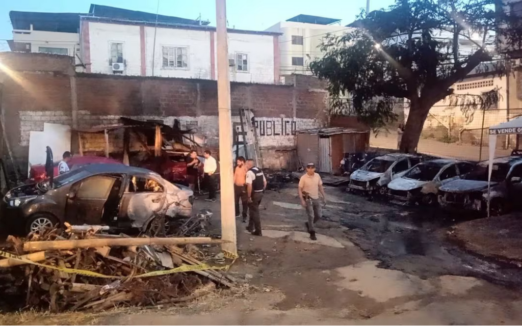 Incendio destruye varios vehículos en el centro de Manta