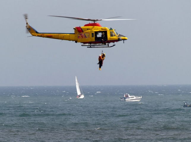 Rescatan a 16 pescadores ecuatorianos tras naufragio en altamar