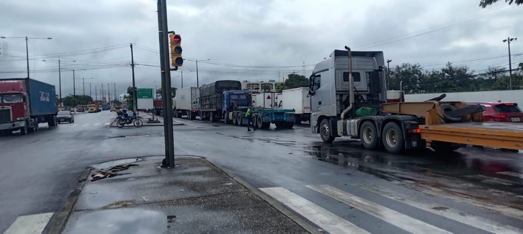 Intenso tráfico en el sur de Guayaquil complicó el acceso al puerto marítimo