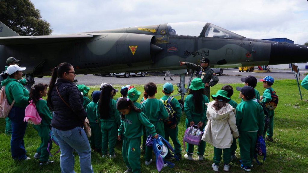 Niños de Capci visitan el Ala de Transportes Nro. 11 y conocen la Fuerza Aérea Ecuatoriana