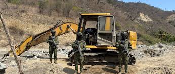 Militares destruyen bocaminas en Loja