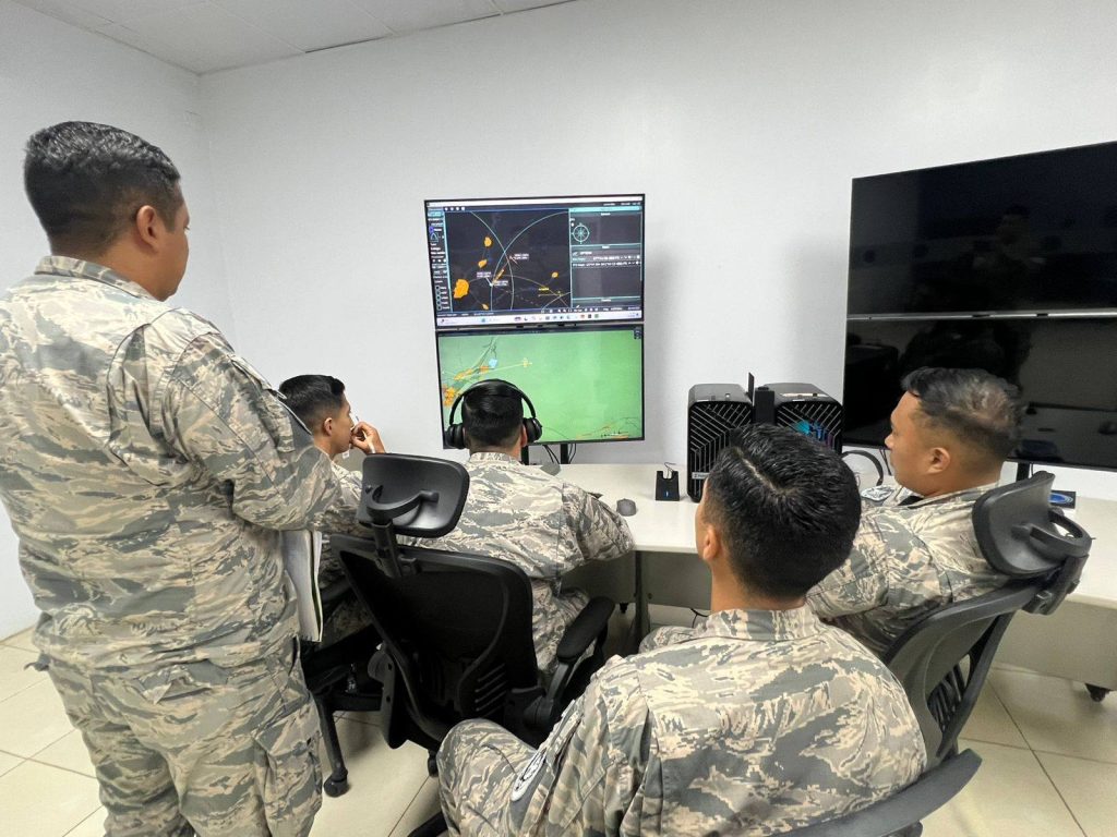 Oficiales fortalecen la defensa aérea desde tierra y aire