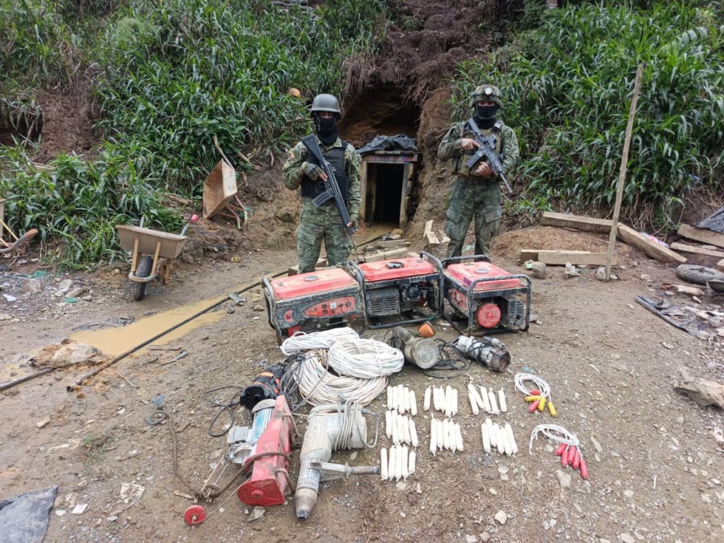Ejército neutraliza 20 bocaminas en operativo contra minería ilegal en Carchi