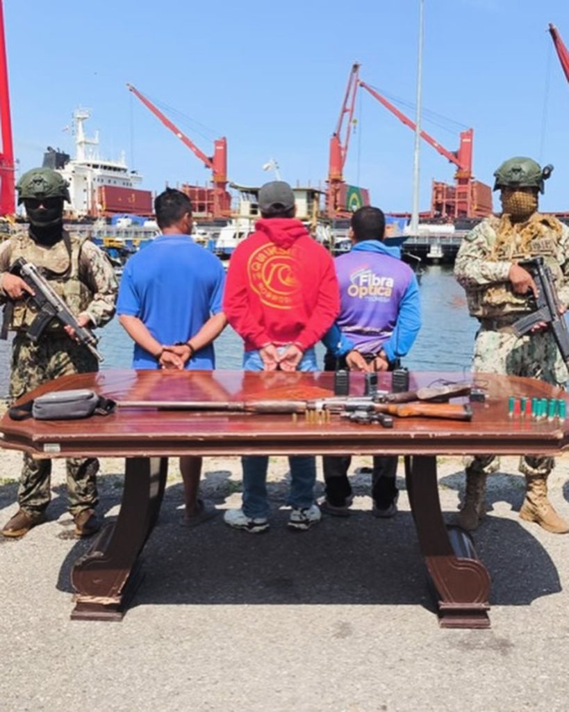 Operativo militar en El Oro deja tres aprehendidos y armas incautadas