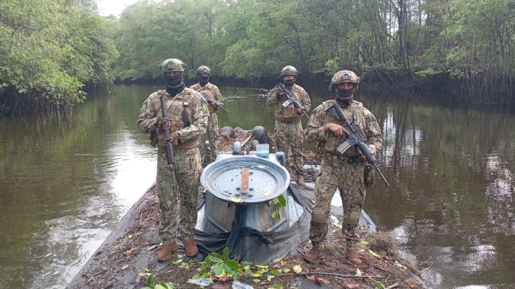Fuerzas Armadas neutralizan campamento logístico y semisumergible en la Reserva Cayapas–Mataje