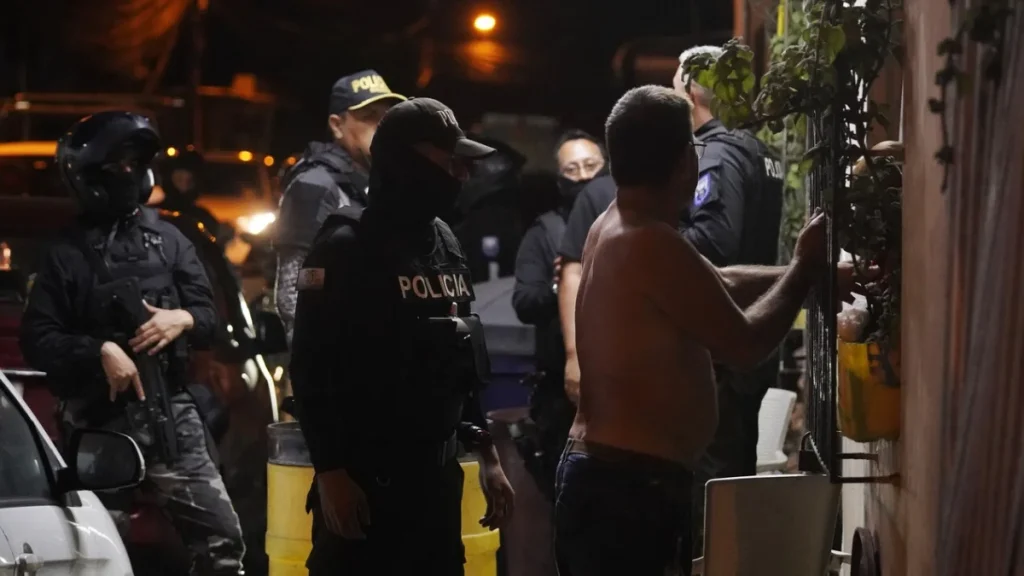 Gobierno anuncia nuevo toque de queda en Quito y nueve provincias del país