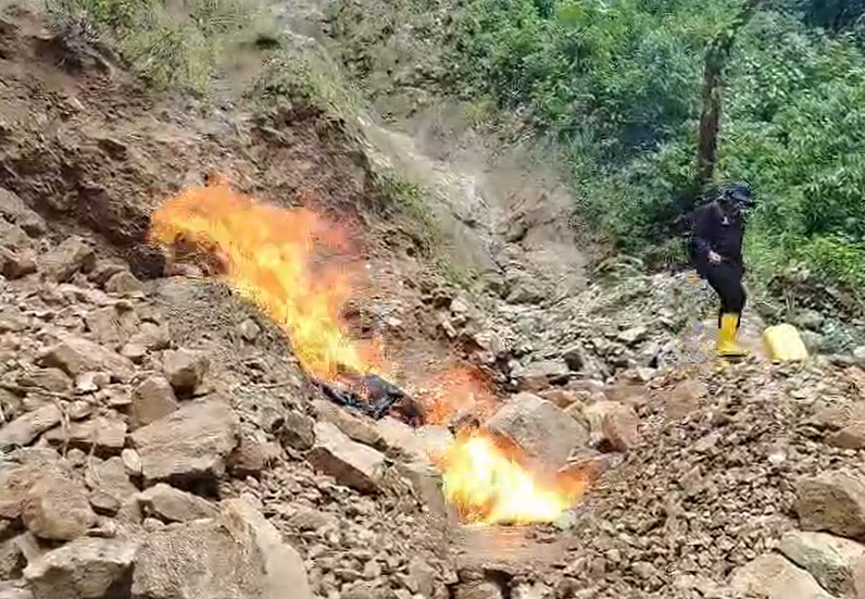 FF. AA. combaten la minería ilegal en el sur del país